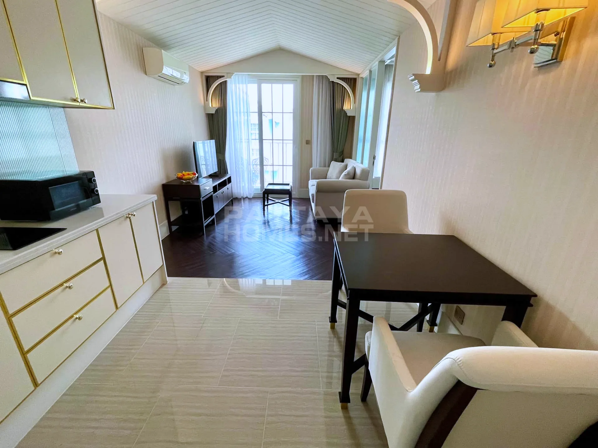 Grand Florida Beachfront Condo Resort Pattaya