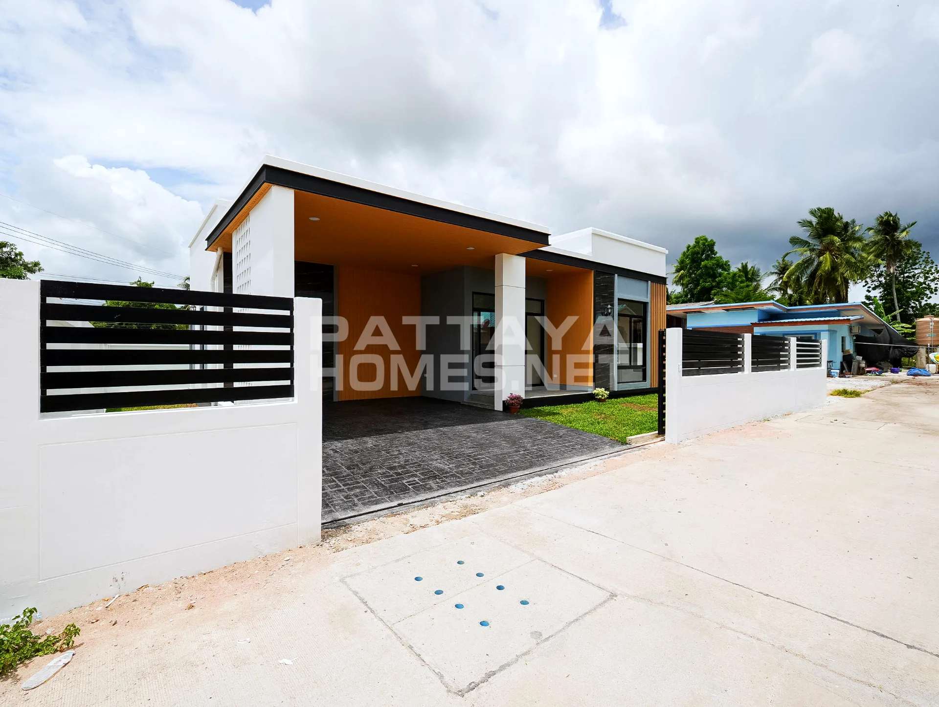 Detached House 3bed, 2bath, 2 parking space – 1